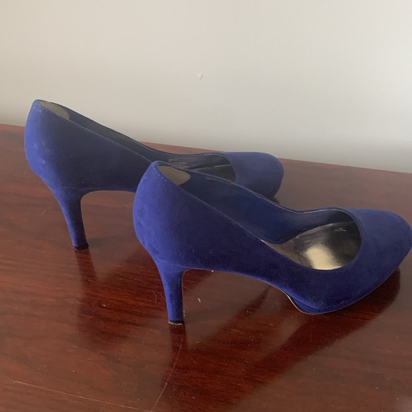 Madden Girl blue suede pumps. Size 10. 4” heels with small platform sole - Picture 2 of 6